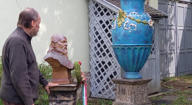 Koszorúzás Zsolnay Vilmos szobránál