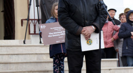 Piknik a mandulafánál a győzelem megünneplésére