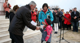 Piknik a mandulafánál a győzelem megünneplésére