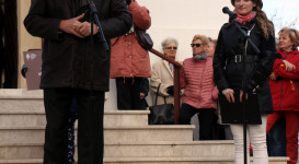 Piknik a mandulafánál a győzelem megünneplésére