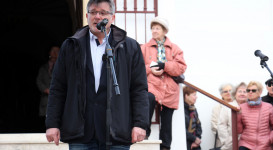 Piknik a mandulafánál a győzelem megünneplésére