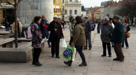 Piknik a mandulafánál a győzelem megünneplésére