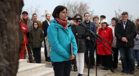 Piknik a mandulafánál a győzelem megünneplésére