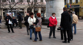 Piknik a mandulafánál a győzelem megünneplésére