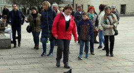 Piknik a mandulafánál a győzelem megünneplésére