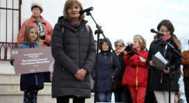 Piknik a mandulafánál a győzelem megünneplésére