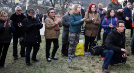 Piknik a mandulafánál a győzelem megünneplésére