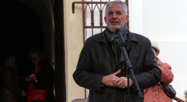 Piknik a mandulafánál a győzelem megünneplésére