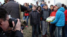 Piknik a mandulafánál a győzelem megünneplésére